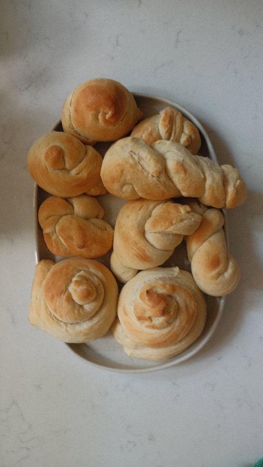 Ma passion pour le vintage et les recettes s’entremêle ici dans la conception de ces petits pains du vieux livre de Jeanne Benoit. À essayer à la maison avec votre Sel Windsor. #ad #windsorsalt #getactivethissummer #selwindsor