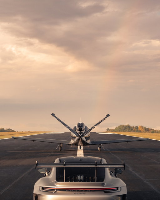 Traffic on the runway ✈️ @cirrusaircraft 

📸 @rileypkng 

#harpercars #harperporsche #porsche #gt3rs #porschemoment #cirruslife #cirrus #visionjet #knoxville #tennessee #airplane