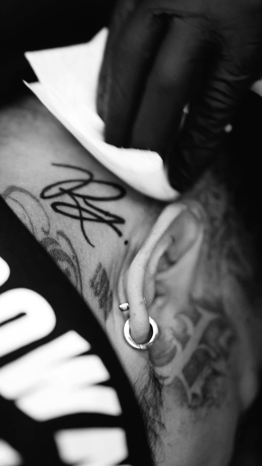 First one blew my mind..now a second one! What is going on?! Honored to know we’ve had this type of impact on anyones life! RL signature logo on the head is craaaaazy. @cornelio.shoots I’m honored bro 🙏

🖋️: @dktatts
🎥: @cre8.tiff