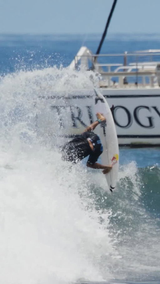 Summer in Maui with the Handyman 🔥

From Marzo to Meola to Hanneman, the Maui crew know how to whip some crazy airs. 

🎥 @mauimarcc