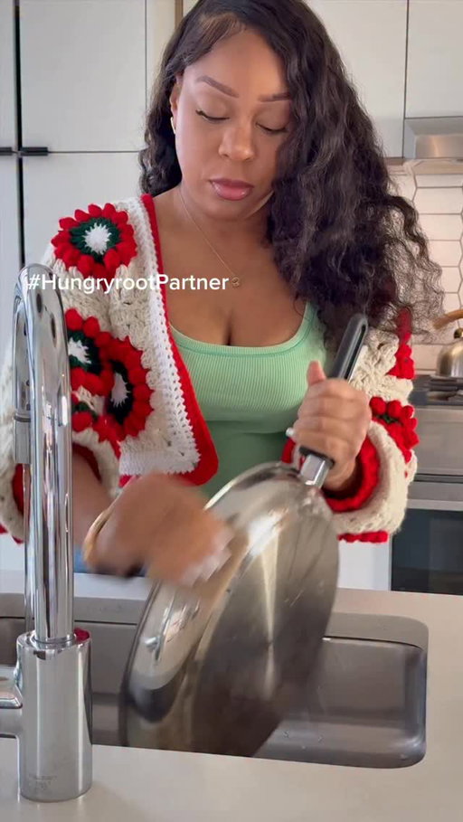 #HungryrootPartner Back-to-school nights are busy, but @hungryroot makes life so much easier 🙌🏽 by covering the groceries and the nutrition. From snacks to quick nutritious meals that even the kids can cook, Hungryroot allows less time in the kitchen and more time with family. Click the link in our bio to try it for yourself! Save 40% off your first order by using our code JOVAN40.