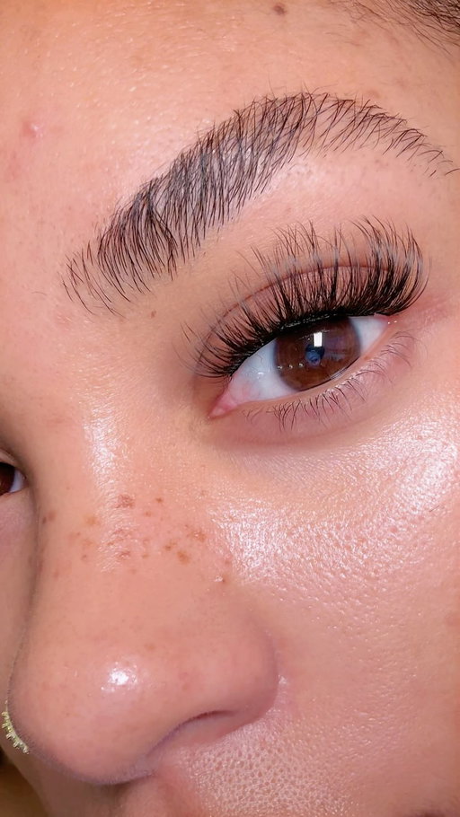 NO GLUE USED!!! 2 week wear! 
Will I ever go back to sitting for 2 hrs to get my lashes done? Who knows 🤷🏽‍♀️ 

Lashes @kissnails impress press on lashes 
Lash mash from outer corner - long, long, long, medium stacked with 2 more long pieces in the middle and outer corner 
NO GLUE USED