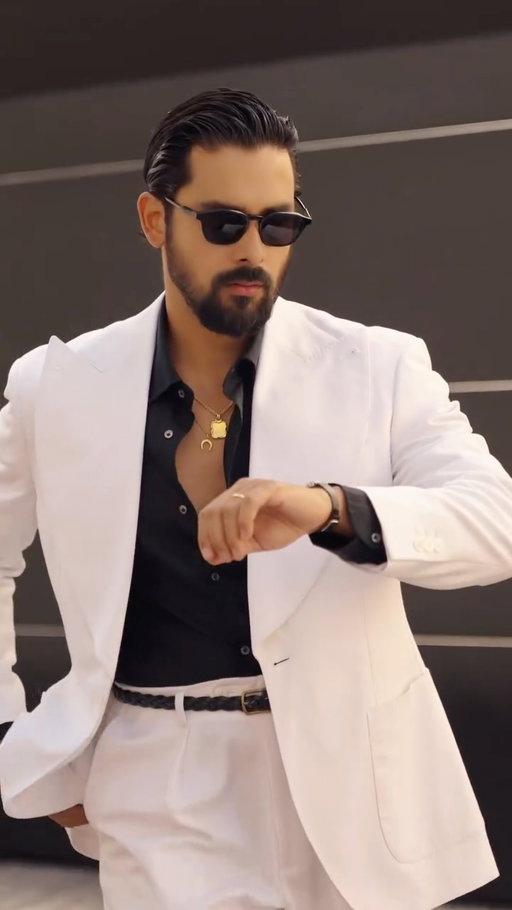 Are you one of the men who knows this trick, or one of those who walks around untidy without even realizing it? 

The secret is simple: tuck your shirt into your underwear so it never comes loose and the look stays flawless.

This outfit is all about contrast: a white cotton suit, clean and sophisticated, paired with a black linen shirt that adds strength and character. On my feet, black woven fisherman sandals with a jute sole—relaxed yet refined, with a Mediterranean flair that bends the rules without losing elegance. And to finish, a vintage Omega watch: small, timeless, distinguished.

A style for men who know that true sophistication lies in the details.
——————
🇪🇸 👉 ¿Eres de los que saben este truco, o de los que van desarreglados sin saberlo?
El secreto es simple: meter la camisa dentro de la ropa interior para que nunca se salga y el look quede impecable.

Este outfit juega con contrastes: un traje blanco de algodón, limpio y sofisticado, combinado con una camisa negra de lino que aporta carácter. En los pies, unas sandalias cangrejeras negras con suela de yute, relajadas pero refinadas, con un aire mediterráneo que rompe las reglas sin perder elegancia. Y como detalle final, un Omega vintage: pequeño, atemporal, distinguido.

Un estilo para hombres que entienden que la verdadera sofisticación está en los detalles. 

#fashiontricks #grwm #asmr #suitstyle #menwithclass