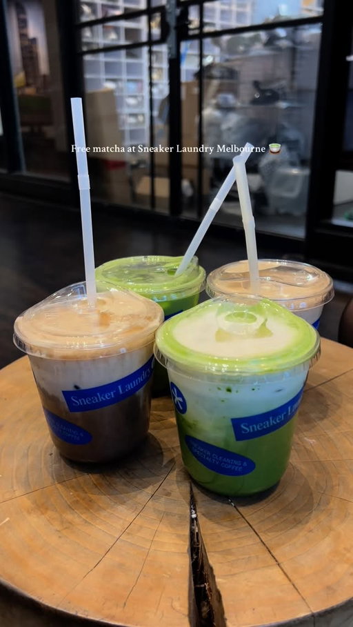 Free matcha from @sneakerlaundrylabau !! 🍵 
I got to try both their matcha latte and kinako cream hojicha since we were allowed to order two drinks per person 😋

Matcha latte 8/10 - very grassy, umami, not too sweet, & a bit bitter, which I like in my matcha!

Kinako cream hojicha 7/10 - the  roasted flavour of the hojicha went well with the nutty kinako cream, but it was kinda grainy

#matcha #hojicha #melbourne #melbournecafe #fypシ゚ #performativemale #matchalover #matchalatte #cafehopping #melbournefood #sneakerlaundry #melbournefoodie #melbfoodie