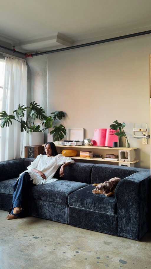 New look, same sofa. Swap your covers, mix colours, and stash the extras in hidden storage. Bordeaux or Carbon, which one’s your favourite?
—
Nouveau look, même divan. Changez vos housses, mélangez les couleurs et rangez les extras dans le siège avec rangement caché. Bordeaux ou Carbone, lequel préférez-vous?