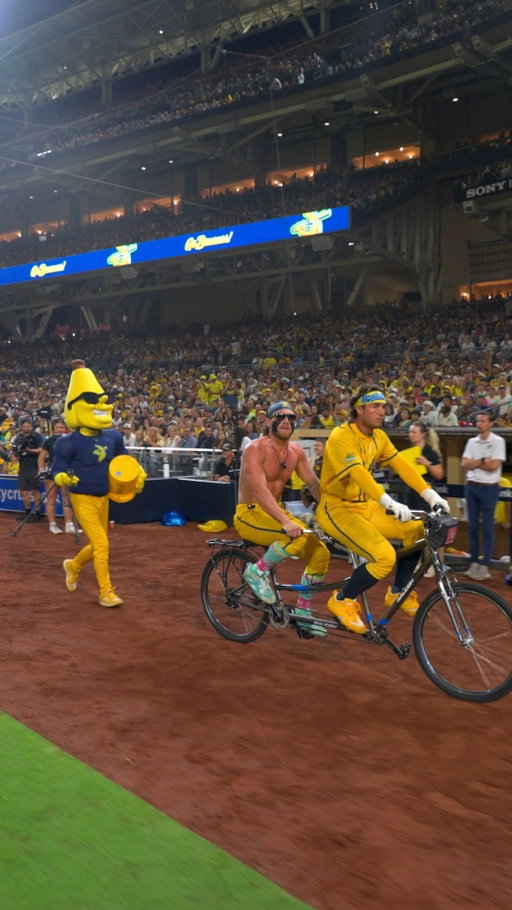 Their serenity song just keeps on giving🤩

#savannahbananas #bananaball #unwritten #AnyoneButYou #GlenPowell
