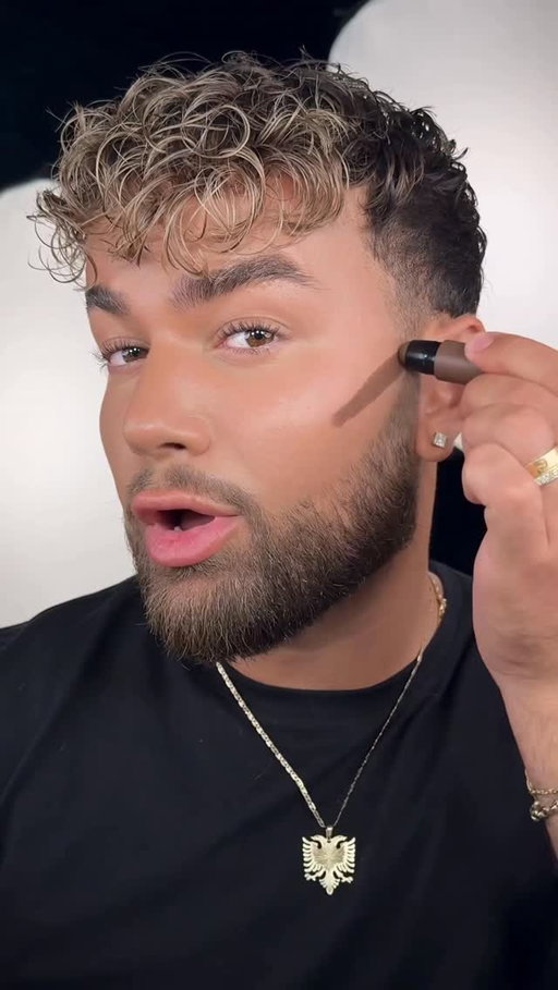 Try contouring like THIS and watch it change your life 🫢 TOTAL game changer 🫢 @hauslabs #hauslabspartner 

#makeup #makeupartist #beauty #beautyhacks #makeuptutorial #contour