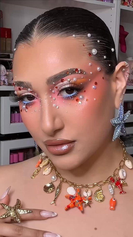 🪸🐚🐬CORAL REEF TUTORIAL🐬🐚🪸

This look is so beachy/mermaid vibes. Coral is such a stunning color when used in glam. It’s giving summer right as summer comes to an end 🧡

PRODUCT DETAILS 👉🏼
🪸 @hardcandylife Grip On Lock Makeup Primer
🐚 @milkmakeup Hydro Grip Gel Skin Tint
🐬 @hauslabs Triclone Concealer
🪸 @toofaced Chocolate Soleil Melting Bronzing & Sculpting Stick
🐚 @smashboxcosmetics Hot Stix Blush Stick (Poppy Pic)
🪸 @Kimchichicbeauty Puff Puff Pass Loose Setting Powder *USE CODE “LEXILALAMAKEUP15” FOR MONEY 💰 OFF*
🐬 @Beautycreations.cosmetics Bye Filter Loose Setting Powder (Honey Me)
🪸 @juviasplace Bronzer Duo

✨SPARKLE @jelliwinkcosmetics Pigment (Solana) ✨

🪸 @nyxcosmetics The Brow Glue Crazy Lift
🐬 @anasatasiabeverlyhills Brow Wiz Brow Pen

🪸 @Kimchichicbeauty Holy Sharts Palette **USE CODE “LEXILALAMAKEUP15” FOR MONEY 💰 OFF*
🐚 @urbandecaucosmetics Naked Shaped Warm-Toned Makeup Palette
🐬 @blendbunnycosmetics Sickly Sweet Palette
🪸 @Patricktabeauty Major Dimensions Eyeshadow Palette & Major dimensions Eye Illusion Eyeshadow Duo (We Need Better Lighting)
🐚 @kvdbeauty Tattoo Liquid Eyeliner
🐬 @slayfirecosmetics Twinkle Toes Glitter Gel
🪸 @colourpopcosmetics Gel Creme Eyeliner
🐬 @jlashusa Kawaii Doll Lashes

🪸 @morphebrushes Signature Lip Penci (Spiffy)
🐬 @getstonned Glitbalm (Temp) *USE CODE “LEXILALAMAKEUP” FOR MONEY 💰 OFF*

Makeup, Creative makeup, Coral, Orange makeup, Beach, Meriad, Starfish, Cute makeup, Accessories, Baby Blue