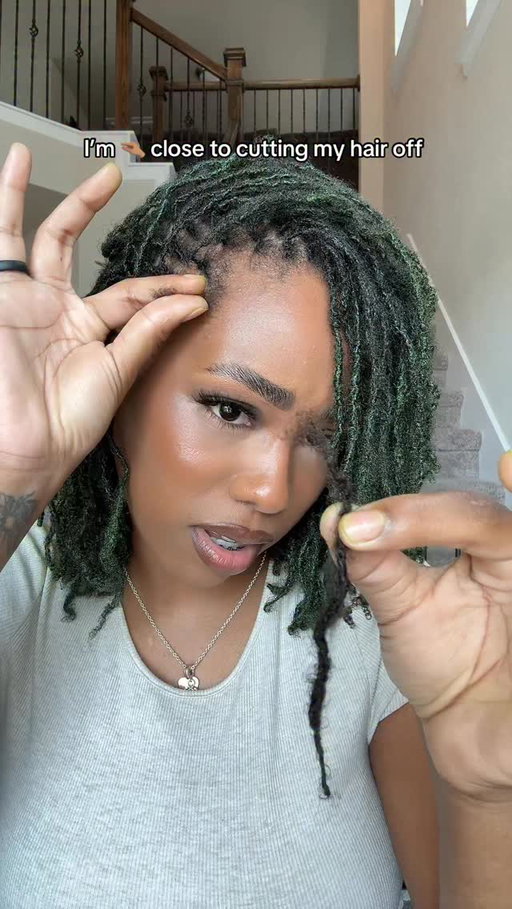 Let me stop playing but this is annoying 😭😭😭 (I hate knots, i cut this loc out, I plan to crochet it back in)  #diymicrolocs #microlocs