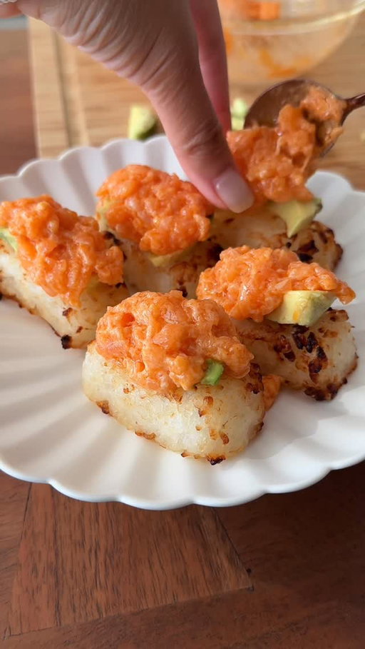 Can’t believe this worked 🤯

Turn regular grocery store salmon nigiri to a boujee spicy salmon crispy rice with just an air fryer! 🍣

Steps:
- remove salmon slices and cut super finely until it’s a paste
- put salmon in a bowl with sesame oil, kewpie mayo, sriracha, soy sauce. Mix well
- flatten rice so it’s more rectangular. Brush oil all around the rice
- air fry on 375 degrees for 5-7 mins or until crispy and golden brown
- top crispy rice with avocado slices & salmon mixture! Top with jalapeño slice if you want ( I didn’t have any on hand so I didn’t use it)
Enjoy!

#vancouverfoodie #salmonhack #crispyrice #spicysalmon