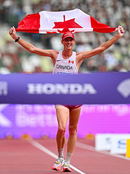 The first world title in Tokyo goes to 🇨🇦’s @evandunfee 
👏 

He rules the 35km race walk to secure his first global gold medal with 2:28:22 ⏱️

🥈 @caiobonfims 🇧🇷 
🥉 @hayato.racewalker 🇯🇵

📸 @mattia_ozbot_photography 

#WorldAthleticsChamps