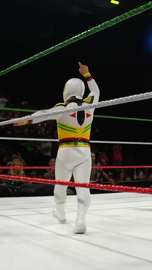 HOW IS THIS POSSIBLE!!? Look at @mascaritasagrada1 go! 👏👏👏 #WorldsCollide