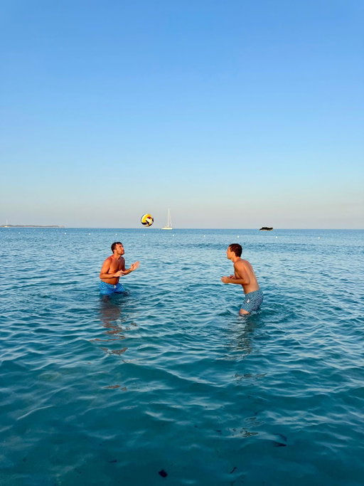 …saying 𝒈𝒐𝒐𝒅𝒃𝒚𝒆 to the summer! ☀️

Fully recharged for new football season and ready to travel for games, news, events, much more 🌎🔋

Back here in one year! 🧡🌅 @voi_tankavillage #ad