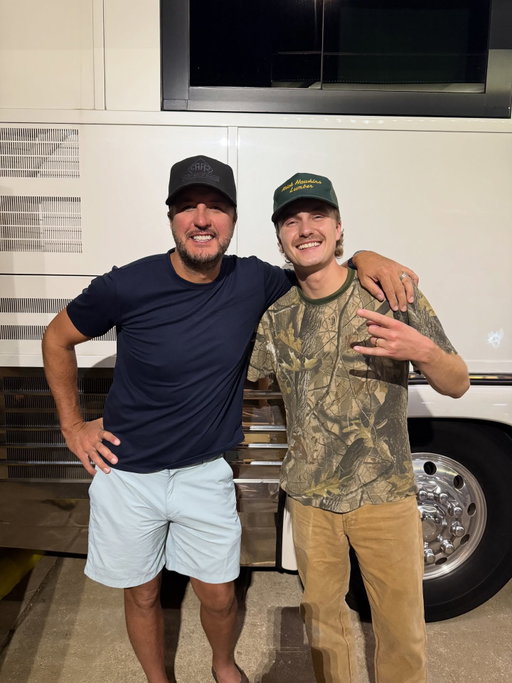 Finished our last show with @lukebryan last night In Dallas! Texas is hot, crowd was loud, food was amazing. 

Sad to see summer come to an end but excited for everything we have coming up. Currently boarding a flight to Kelowna for the CCMA awards show TONIGHT, tune in! 

O