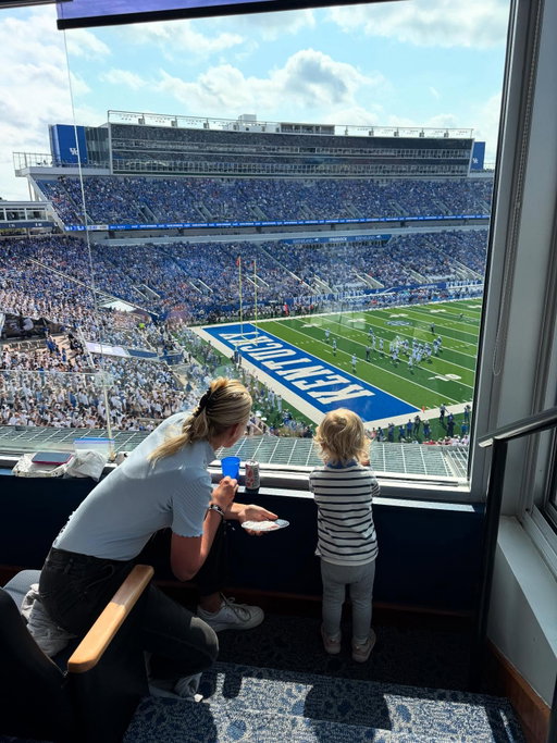 Life lately - Maya‘s first @ukfootball game 💙, a little vacation, good coffee and lots of practice for mom 😊