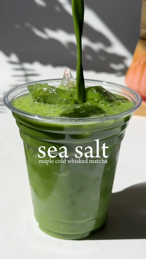 🍁🍵 maple sea salt cold whisked matcha

— maple syrup
— matcha ~2tsps + 80ml milk 
— whisk, then add 120ml of milk
— sea salt 
— ice

#homecafe #matcharecipes #matchalover #maple #seasalt #coldwhiskedmatcha