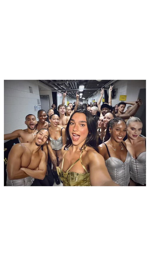There’s room for @dualipa and the whole crew with Center Stage front camera.
#ShotoniPhone17Pro