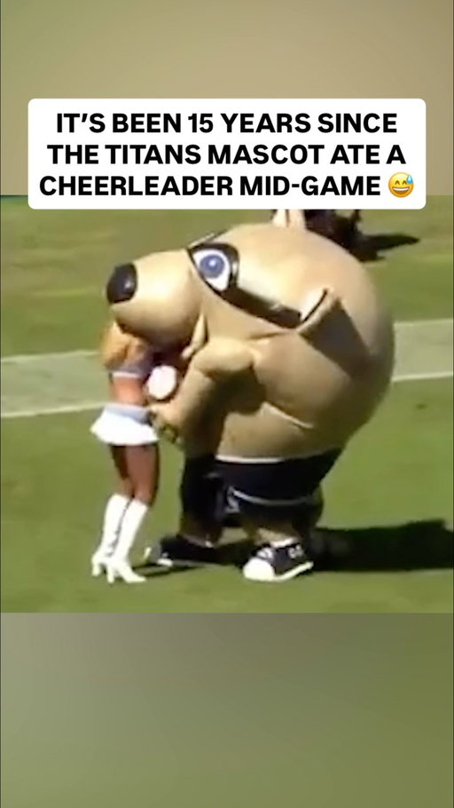 “WHOA! ENGULFED!” might just be one of the greatest calls in the history of sports 😭

(🎥: NFLonCBS / X)