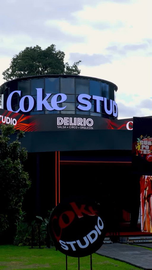 ¡Aquí es donde la salsa tiene lugar!
Ya tenemos todo listo para que vengas
a Coke Studio a disfrutar los dos
mejores días de la música latina.
Sube el volumen y ven a azotar
baldosa con @delirio.oficial en nuestro
escenario.