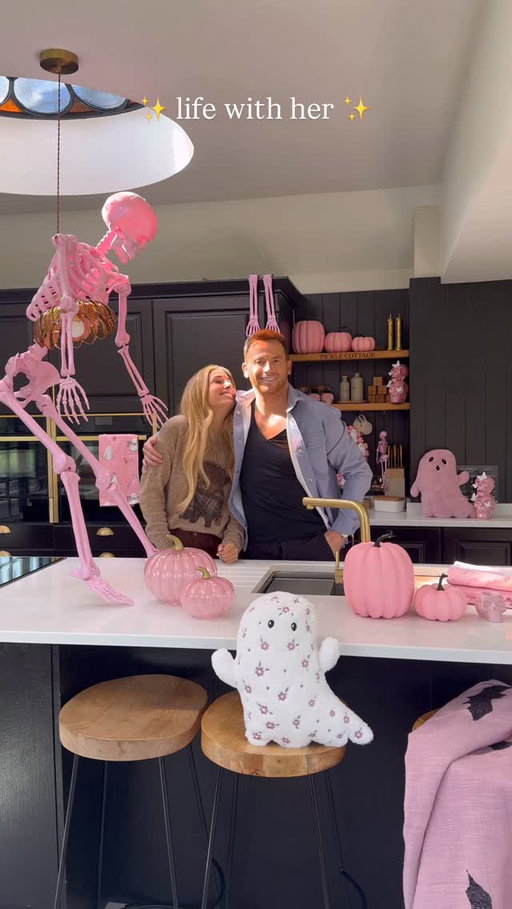 ✨Life With Her (me)✨😂A moment for the husbands who spend their Saturdays filming stupid videos with you, sacrificing their own happiness for yours 😂 @joeswash 😂💫🖤 I’m rubbish at following the trends because I’m always too late but I loved this one so much I had to give it a go 😂 #lifewithher