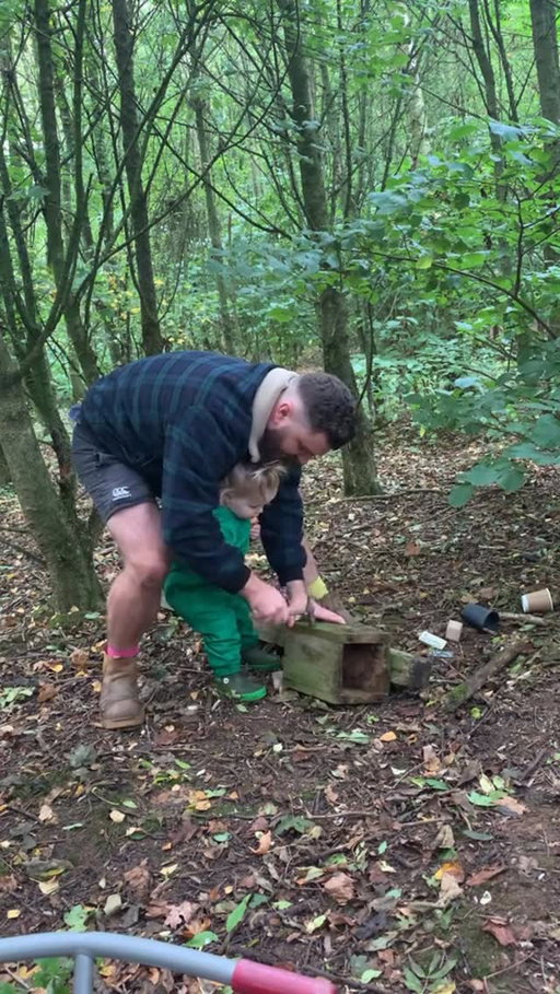 🦅 #leicestershire #leicester #woodland #forests #parenting #daddydaycare #vizsla #puppy #dog #countryside #robinhood #potnoodle #lunch #scran #father #daddy #dadbod #giveitsomewelly