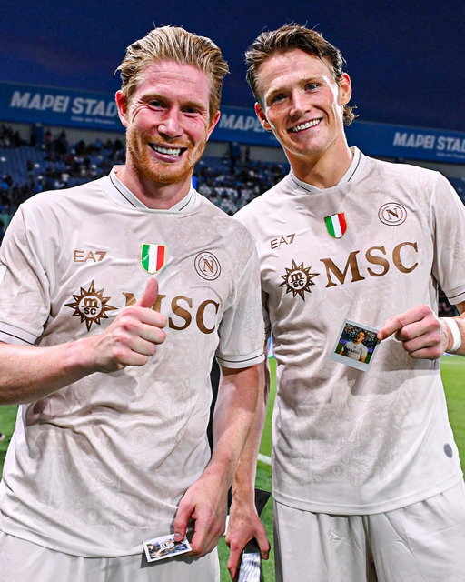 💙🇧🇪 Kevin De Bruyne reaches 𝟓 𝐠𝐨𝐚𝐥𝐬 𝐚𝐧𝐝 𝟏 𝐚𝐬𝐬𝐢𝐬𝐭in the first 6 official games this season! 🪄

One more goal on penalty for Napoli following Serie A debut goal and his absolute show with Belgium 🧙🏼‍♂️✨