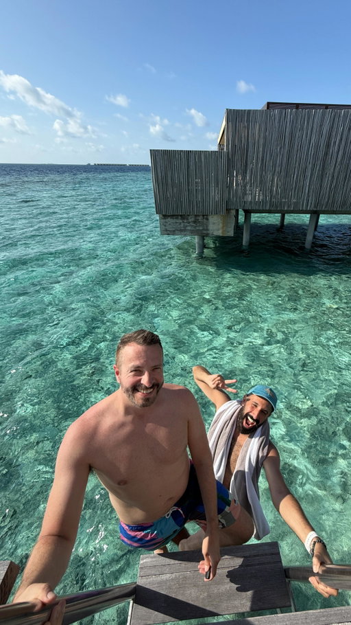 10 DAYS IN SRI LANKA & MALDIVES 🏝️ “Every experience was so beautifully curated to create an atmosphere where we truly felt like guests of the destination,” says Barry and Jordan of the @brownstoneboys about working with @lpjourneys to plan their honeymoon. They notice the details – so our local expert Aloka booked them stays at a Sri Lankan architect’s estate and an overwater bungalow in the Maldives, creating a trip they called “a dream for interior designers.” Link in bio for their full itinerary 🔗