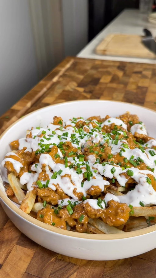 HIGH PROTEIN loaded Nacho Fries in 30 mins 🤯 (recipe 👇🏽)

Macros per serving rice not included per serving (x3 servings): approx 458 calories |41g P | 32g C | 19g F

Ingredients:
For the fries:
2 medium russet potatoes cut into thin fries 🥔
Salt, to taste 🧂 
Avocado oil spray 🥑 

For the nacho beef:
16 oz 93% lean ground beef 🥩
Salt n Pepper, to taste 🧂 
1/2 packet taco seasoning🌶️
1/2 cup fairlife 2% milk 🥛
1/2 cup any broth 🥣
3 slices velveeta cheese singles 🧀

Yogurt ranch: 
Full recipe in my new meal prep cookbook  PG.72 just comment “cookbook” and I’ll send you the link 🥳

Comment “newsletter” for a link to my free weekly newsletter with recipes STRAIGHT to your Inbox every Sunday 📥 
.
.
.
.
#icekarim #healthyrecipes #easyrecipes #mealprep #quickrecipes