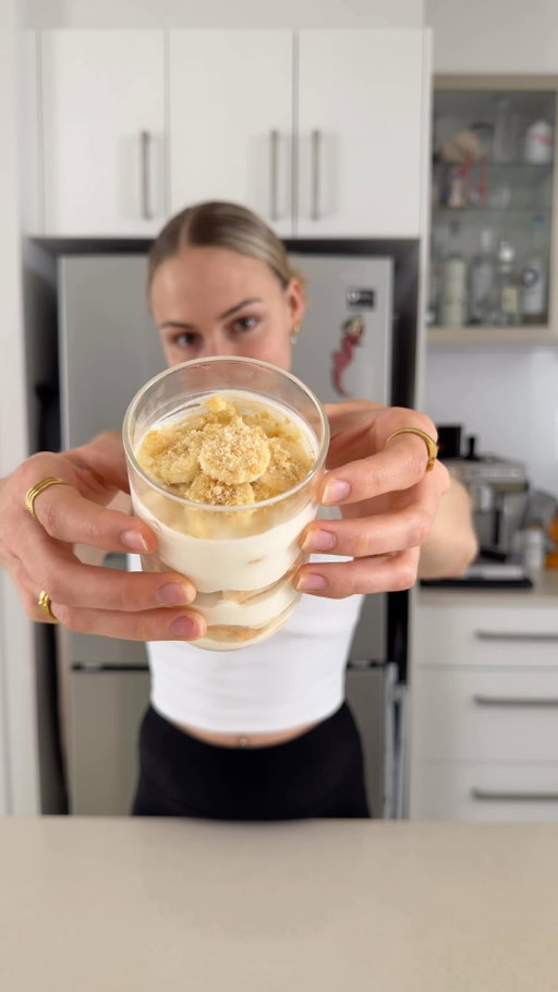 high protein banana pudding 🍌🤍 an easy dessert that comes together with only 5 ingredients

 ingredients:
1x 160g tub @yoproau banana yoghurt
½ tsp vanilla extract
¼ tsp cinnamon
pinch of salt
3-4 ladyfinger biscuits
1 banana, sliced

method:
1. to a bowl add YoPRO banana yoghurt, vanilla extract, a pinch of salt and cinnamon. 
2. beat with an electric mixer for 1-2 minutes until light and fluffy.
3. break up 1 ladyfinger into the bottom of a glass or jar
4. layer with a few banana slices and half the yoghurt mix.
5. repeat with the second ladyfinger, more banana, and the rest of the yoghurt.
6. chill in the fridge for 1-2 hours so the biscuits soften. enjoy!

#AD #BananaPudding #EasyRecipes #HighProteinDessert #EasySnacks