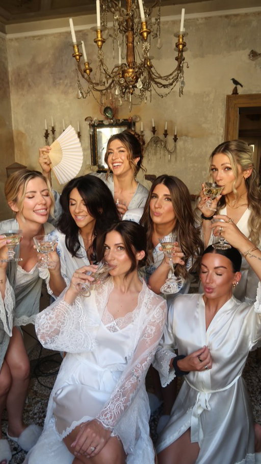 If you were wondering….yes, we were late ✨

#bridesmaids #bridesmaidlife #italybride #bridestyle