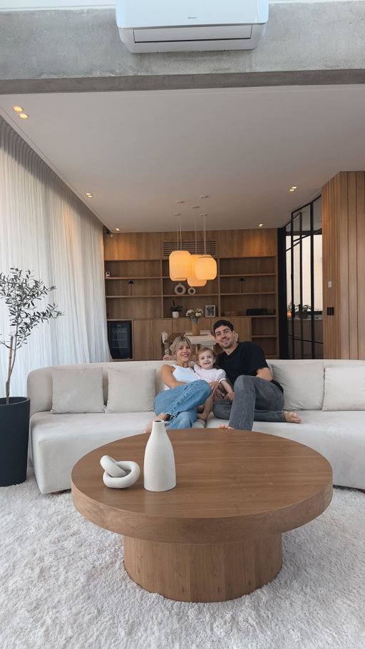 Armando el living de casa 🥹 con mucho amor fuimos eligiendo cada cosa que nos gustaba y quedó tal como lo imaginábamos ! 

Sillón a medida @jazmeendeco 
Alfombra @mihranalfombras / @landmark_ar 
Mesa a medida @lando.taller 
Cortinas @cortinas.artwindows 
Sillón giratorio @aurahome.ba