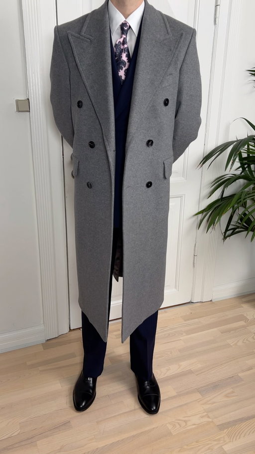 How to dress like a gentleman from around 1940 - with a modern twist🕵️‍♂️ #menswear #mensstyle #mensfashion #vintagestyle #vintageclothing #vintagefashion #1940style #1940sfashion #doublebreastedcoat #navyongrey #navysuit