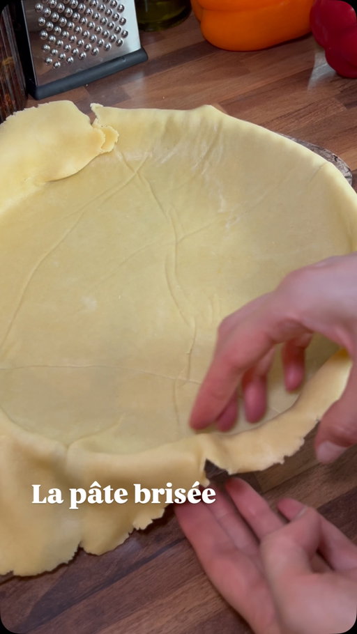 La véritable pâte brisée 🧈

Pour un moule à tarte de 26 cm de diamètre : 

- 200g de farine T55
- 100g de beurre à TA
- 1 œuf 
- 1 belle pincée de sel
- QS d’eau pour amalgamer la pâte ( 1 CAS pour moi)
Vous pouvez mettre des herbes séchées dans la pâte pour l’aromatiser (de l’origan, du thym…)

L’appareil à quiche : 

- 50 cl de crème fraîche épaisse entière (un gros pot)
- 3 œufs 
- Sel (ici j’ai ai mis très peu car la fêta apporte du sel) 
- Ail fumé en poudre 

Cuisson: 45 min à 180 degrés. 

Enjoy ❤️

#patebrisee#recettefacile#instafood#shortcrustpastry#pastry#quiche#foodie#feta#recetterapide#recipeoftheday#recipes
