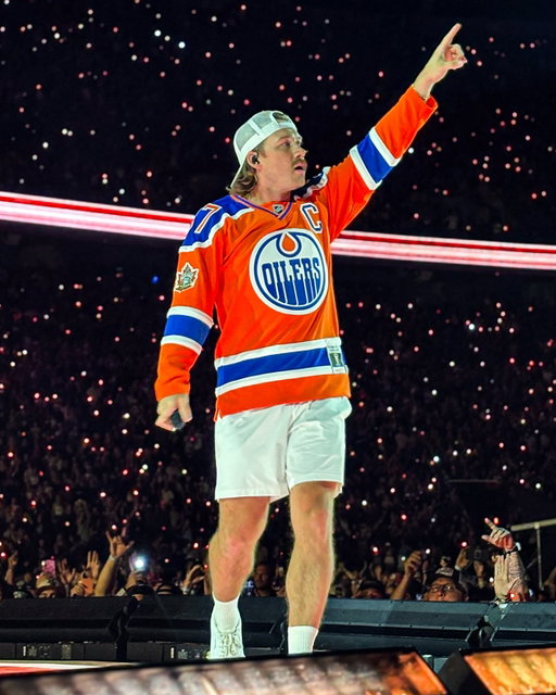One night after walking out to his concert at Commonwealth Stadium alongside #Oilers captain Connor McDavid, Morgan Wallen rocked a number 97 Heritage Classic 2016 jersey for his tour finale encore on Saturday. #LetsGoOilers