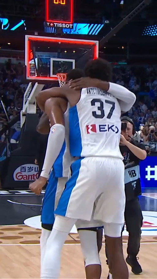 They finally made it.

Antetokounmpos have won their first medal with Greece 🇬🇷

#EuroBasket