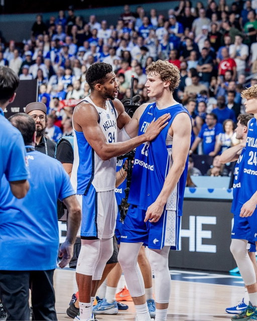 A blue and white jersey swap for the history books 📖🏀

@laurimarkkanen 🔄 @giannis_an34 

#eurobasket #susijengi 

📸 @icaven