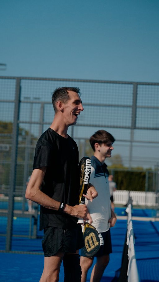 De pequeños, Íñigo y yo compartíamos una pasión: el deporte.

Y también una sensación: la de sentir que no encajábamos en ninguna pista.

Las pistas estaban llenas... pero pocas veces veíamos a alguien con quien pudiéramos identificarnos.Y eso, (a veces), nos hacía dudar. 

Por eso hoy hemos querido hacer algo que tiene mucho valor para nosotros: vivir nuestro primer partido de pádel juntos.

No para demostrar nada. Sino para disfrutarlo, para compartirlo. Para abrir una puerta que tal vez, algún día, otros también crucen.

Porque el pádel es más que solo competición. Es juego, es equipo, es conexión y desconexión.

Y también puede ser una herramienta para sentirnos más libres, más visibles, más fuertes.

Gracias @wilsonpadel por acompañarnos con respeto y con una apuesta real por lo que importa: dar visibilidad, sumar miradas y transformar desde la acción.

Este video es una invitación.

A quien alguna vez sintió que no encajaba. A quien necesita un pequeño empujón para empezar. 

0 simplemente a todo el mundo para que vea que el pádel es un deporte para todos

#wilsonpadel #inclusividad #publi
____
When Íñigo and I were kids, we shared a passion: sports.

And we also shared a feeling: the sense that we didn't quite belong on the court.

The courts were full...
but we rarely saw anyone we could identify with.

And that sometimes made us doubt if there was a place for us there at all.

That's why today we wanted to do something that means a lot to us: to play our first padel match together. Not to prove anything. But simply to enjoy it. To share it.

To open a door one that others might walk through some day, too.

Because padel is more than just competition. It's play. It's teamwork. It's connection and also disconnection. It's freedom, joy, visibility. It's empowerment.

Thank you @wilsonpadel for standing with us with respect, and for truly committing to what matters: creating visibility, broadening perspectives, and transforming through action.

This video is an invitation.To anyone who's ever felt they didn't belong. To those who need a little push to get started. Or simply to everyone so they can see that padel is a sport for all.

#wilsonpadel #inclusion