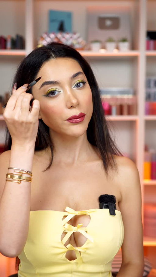 Friends with benefits is a SCAM! 

Products used: 

Tinted moisturizer by @bareminerals 

Contour by @nudestix 

Blush by @merit 

Concealer by @purcosmetics 

Eyeshadow by @beautycreations.cosmetics 

Eyeliner by @valentino.beauty 

Mascara by @elfcosmetics 

Lipstick by @toofaced 

Brow pen by @anastasiabeverlyhills 

Body glow by @patricktabeauty