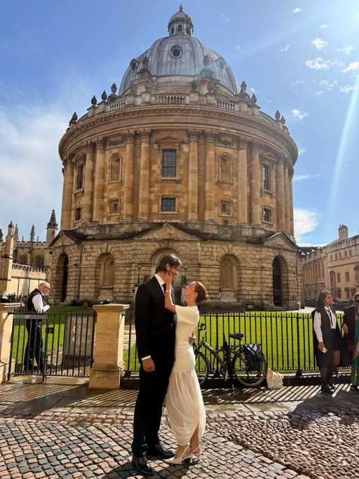 Célébration en famille de la graduation du MBA d'Oxford d'une personne de laquelle je n'exprime jamais assez ma fierté, mon frère @michelrheaume_📚

Depuis toujours, il me fascine par sa capacité à aller au-delà de ce qui semble possible. Jeune, il a été diagnostiqué avec de la dyslexie et un TDAH. Il coulait son français, s'est fait renvoyer de 7 maternelles mais brillait en mathématiques. Les professeurs optimistes lui recommandaient une carrière liée aux finances. & qu'a-t'il fait? Il est allé en droit - l'une des carrières exigeant le plus haut niveau de français, sa plus grande faiblesse. Il en est sorti avec mention Summa Cum Laude.

Un barreau, une maîtrise au HEC & quelques années d'expérience sur le marché du travail plus tard, l'idée d'un MBA a germé. Pas question de prendre le chemin "facile" - allons-y avec le chemin le plus compliqué & innaccessible - et tentons d'y découvrir la p'tite porte d'entrée. 

Il a fait la meilleure chose à faire dans un tel contexte - parler de son ambition. Parler, parler, parler. De fil en aiguille, certaines indices se sont distinguées.

"Cette bourse pour les étudiants du HEC peut subventionner les études à Oxford."
"Je peux te mettre en contact avec un tuteur pour la préparation des examens d'entrée."

10 mois de préparation & un exigeant processus d'admission plus tard, il décroche son admission, avec bourse. 

Cette histoire, je la partage parce que:
1- Cette bourse de laquelle il a bénéficié est ouverte à tout étudiant/diplômé du @hecmontreal. Elle est si peu utilisée et peu connue que les fonds y "dorment" pratiquement. 
2- On accepte souvent ce qu'on entend (ex.: "c'est impossible", "c'est trop compliqué") comme une finalité mais pousser jusqu'au bout permet parfois de recueillir des pistes permettant d'éventuellement transformer une ambition en réalité.💭

N’arrêtez jamais de rêver.🌟Que le parcours de mon frère nous donne tous le petit rappel & coup de boost pour foncer vers nos ambitions.🎓