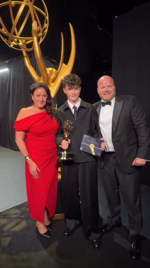 Owen Cooper celebrates his history-making #Emmy win with his parents at the #77thEmmys after becoming the youngest male winner to win in an acting category. #Emmys #TelevisionAcademy