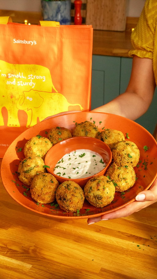 @jcookingodyssey is back cooking for Diwali with @sainsburys 🌙✨ A little tradition, with a modern twist… pakoras reinvented as paneer arancini. 🧡