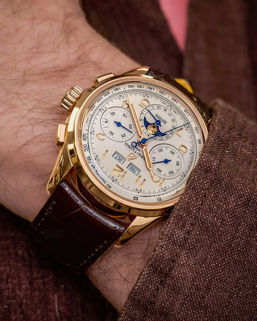 We’re kicking off the week with a look at a piece from Breitling’s Premier line with this red gold B25 Datora 42. While we typically associate the brand with watches more on the sporty and utilitarian side, the B25 Datora refreshingly pays tribute to the line’s Art Deco roots. A part of Breitling’s haute horology-focused Premier collection, this take on the Datora is 42mm in 18k red gold, features chronograph and complete calendar functionality, and is powered by the COSC-certified B25 caliber. Let us know what your current favorite Breitling watch is in the comments!

#Breitling #Watches #WatchCommunity #WatchEnthusiast