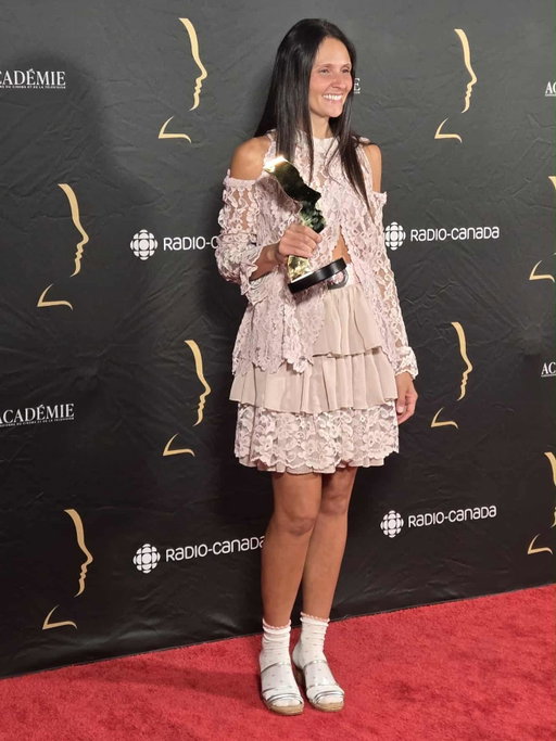 Hier, j’ai remporté mon premier @prixgemeaux pour l’animation du gala #LesOlivier2025 🩷  Même si je l’ai remporté en solo, c’est un prix de gang.  Merci @eravintagewear pour la confection de mon superbe outfit!