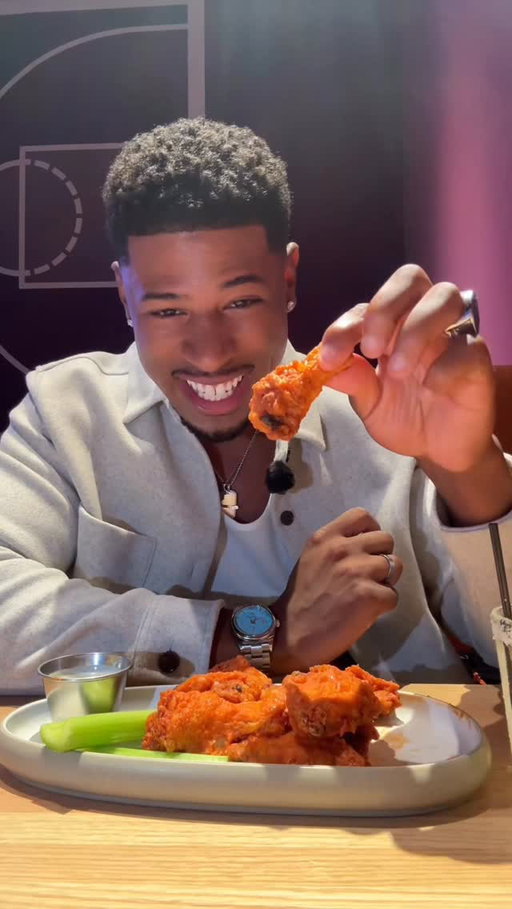 First time trying Dave & Buster’s wings 🍗 and margaritas 🍹 was a total success! 🏆 Plus I caught my favorite team on the big screen 📺🏈 Next game day I better see you at D&B! @daveandbusters 

#DaveandBustersPartner #Daveandbusters #watchatDnB #sponsored