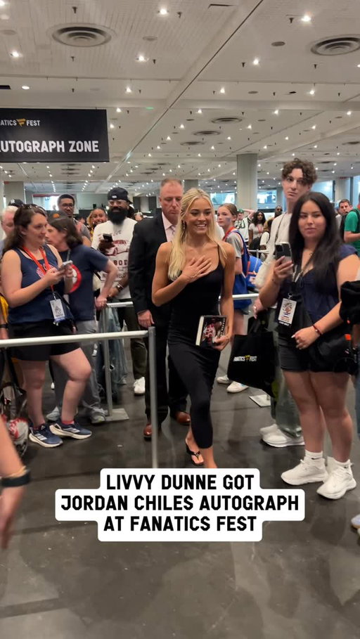 Even the stars line up for their favorite athletes at Fanatics Fest 🤩🤸🏼‍♀️

#FanaticsFest