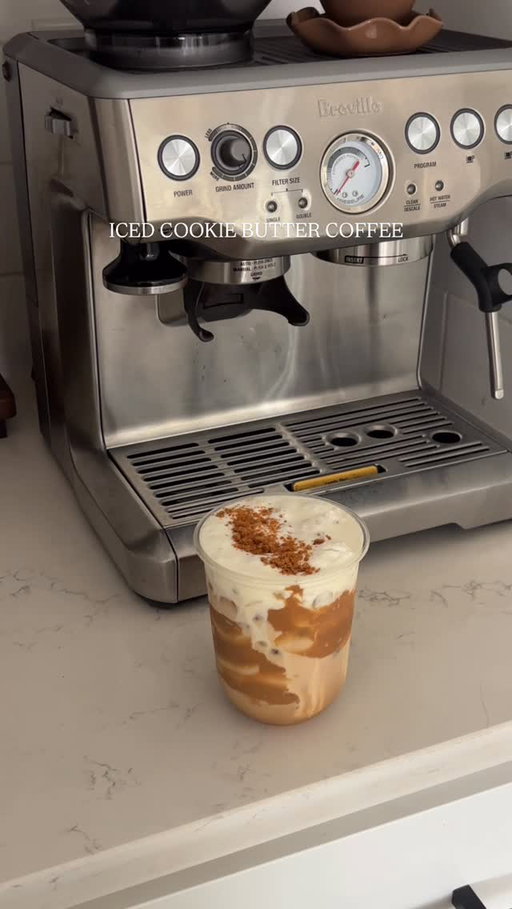 Iced cookie butter coffee with a vanilla cold foam🤌🏼🤩 #cookiebutterlatte #cookiebutter #icedcoffee #biscoffcoffee #coffeeathome @official_molimoli @breville @organicvalley @traderjoes @tossware @magnolia