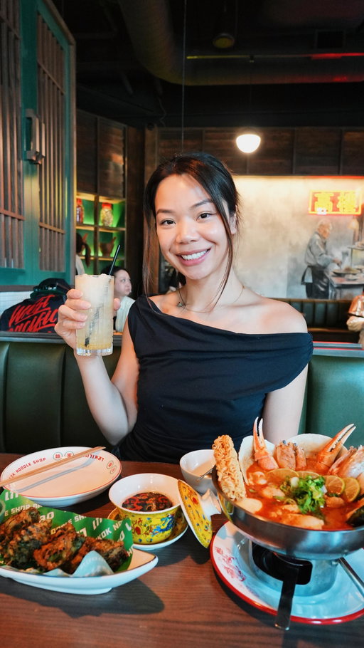 📍Gao Lhao Bangkok Noodle Shop (7102 Woodlawn Ave NE, Seattle, WA 98115)

What I ordered:
- Crispy chives cakes
- Fish sauce wings
- Mama tom yum w/ seafood 
- Roasted duck spinach noodles 
- Bi-Co-Moi (Black sticky rice dessert)