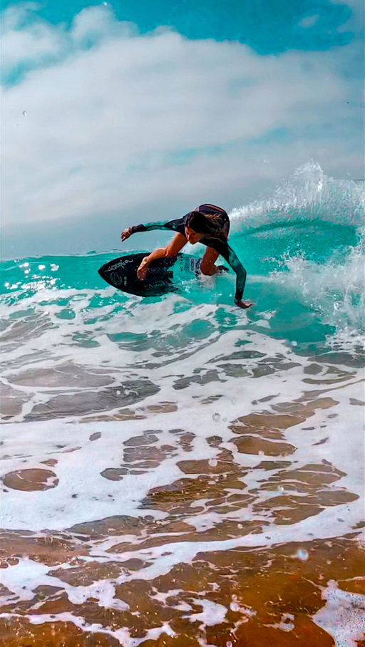 Best colors 🎨

Sunny days by the pier ☀️ Thanks for running for all the waves 🎥: @samvictor7 

🖤 #Skimboarding