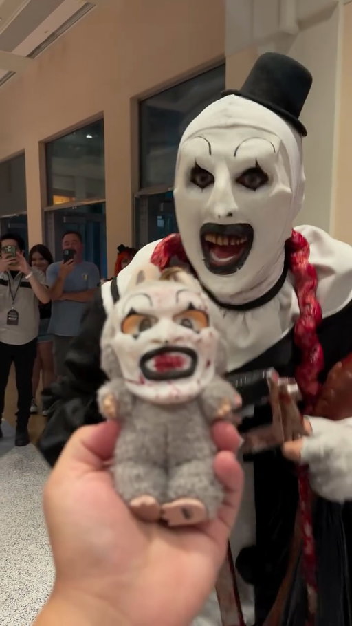 🚨 ART LOVES HIS LABUBU 🙂‍↕️ @HORRORNIGHTS 🚨 

#ARTTHECLOWN #TERRIFIER #LABUBU #FUNNY #HORRORNIGHTS