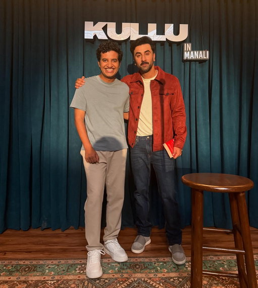 Love and war leaked footage 🥰 

What a day this was yaar :) 
Shot an ad with him , did bakchodi , gifted him Norwegian wood and he told me wake up sid ke ek scene me Sid is reading the same book , Won’t forget this day ever . 
Jeevan ka pahla ad hi itna special ho gya. 

@myntra thank you for this ♥️ 
@studio.ryde @tiltbrands @onlymuchlouder 🥰♥️ always grateful ☺️
Special thanks to @himannshusingh @rajeshwarisharma.09
